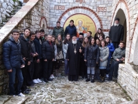 Οι νέοι και οι νέες της Τριπόλεως έψαλλαν τα Χριστουγεννιάτικα κάλαντα στον Σεβ. Μητροπολίτη Μαντινείας και Κυνουρίας